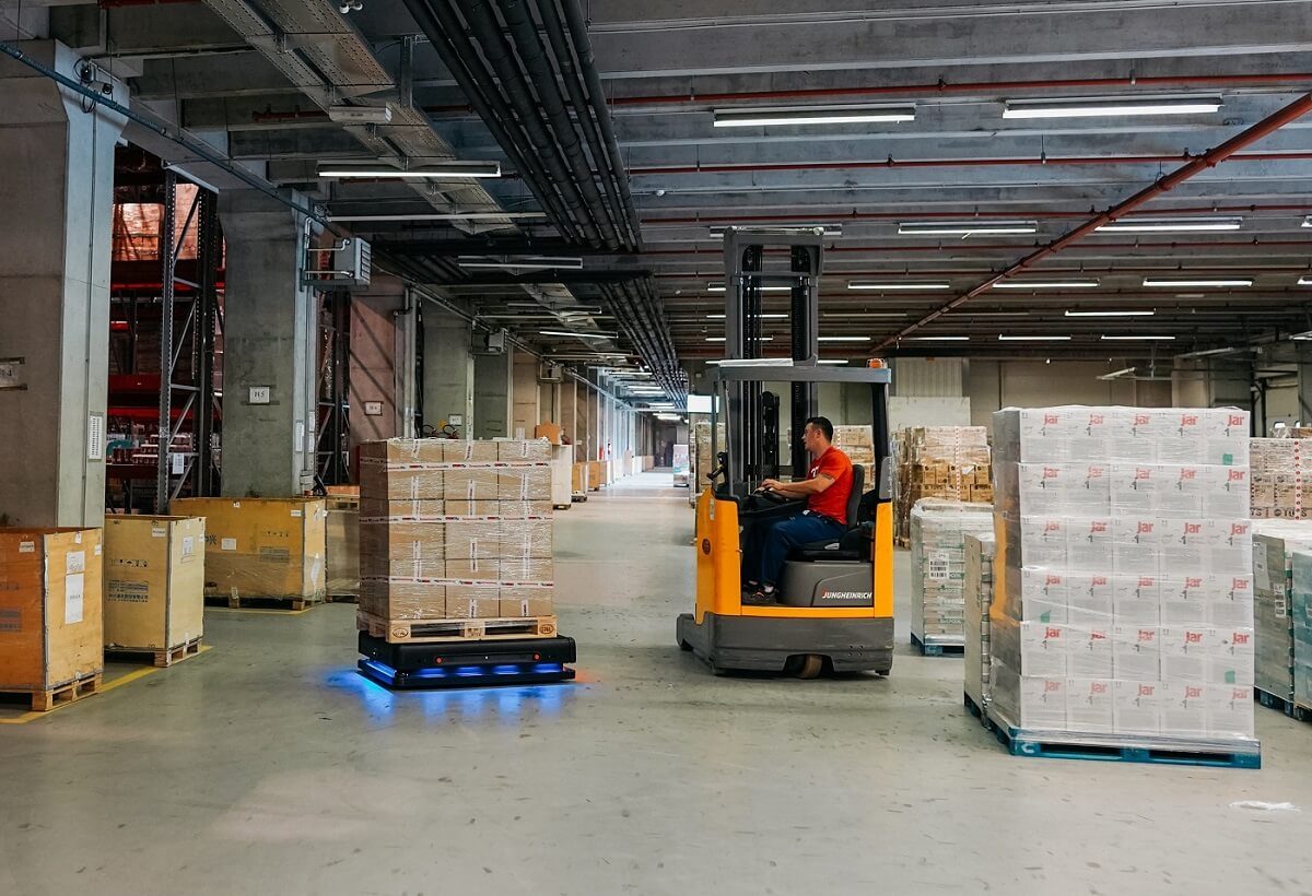 autonomous-robot-at-a-distribution-center