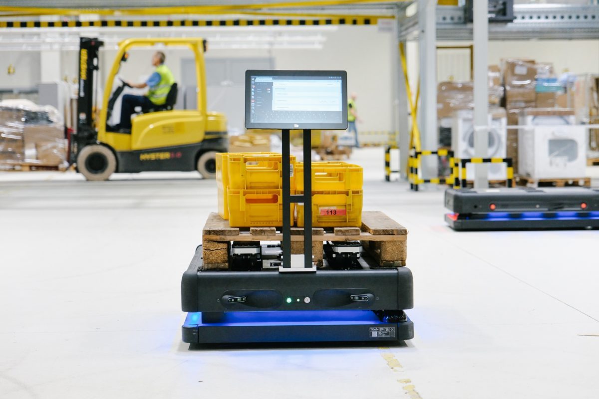 gideon-autonomous-case-picking-robot-solution