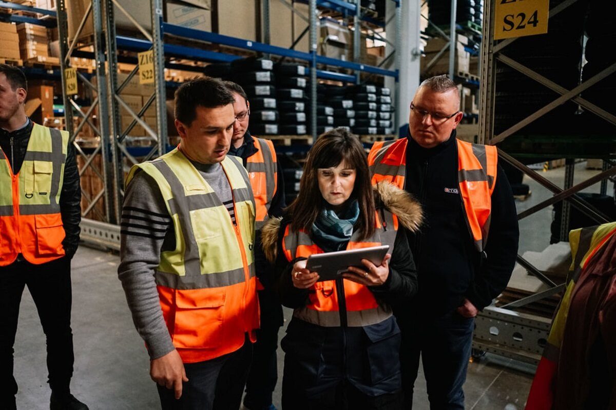 six-reasons-behind-the-logistics-robot-boom-4